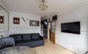 1 Bedroom Flat Close To City With Free Parking Arrangement